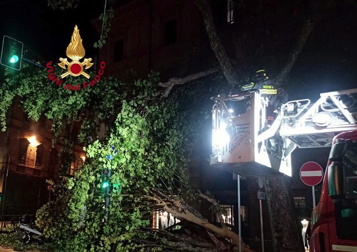 Snažno nevrijeme pogodilo Italiju: Oluje, poplave i odroni, stotine ljudi evakuisane