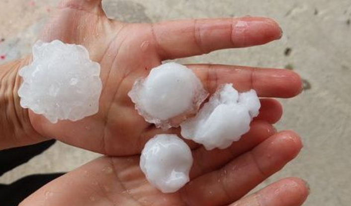 Snažno nevrijeme pogodilo Srbiju: Padao grad veličine jajeta