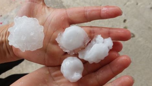 Snažno nevrijeme pogodilo Srbiju: Padao grad veličine jajeta