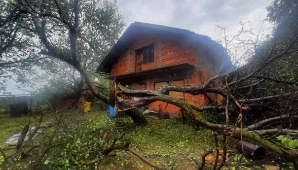 Snažno nevrijeme poharalo Karlovac i okolinu, oštećeno 105 objekata