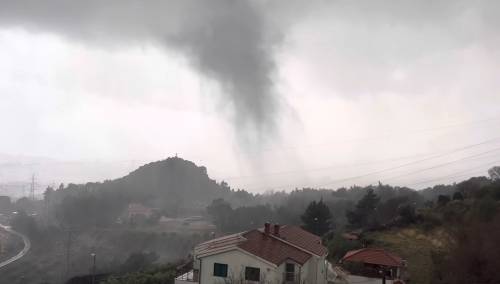 Snažno nevrijeme zahvatilo Dalmaciju, vjetar nosio sve pred sobom