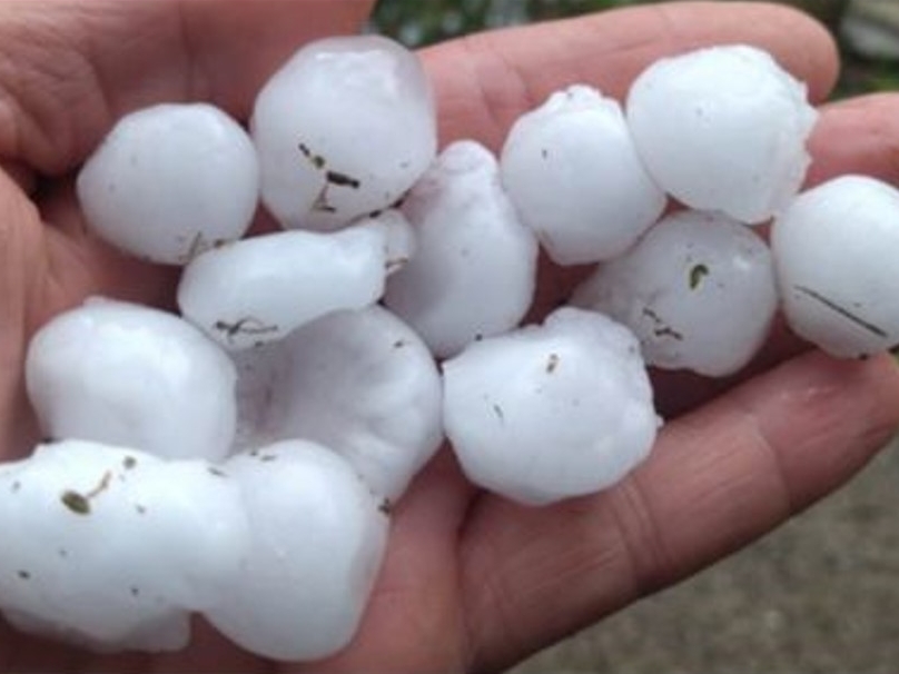 Snažno olujno nevrijeme pogodilo Trebinje, padao grad veličine četiri centimetra