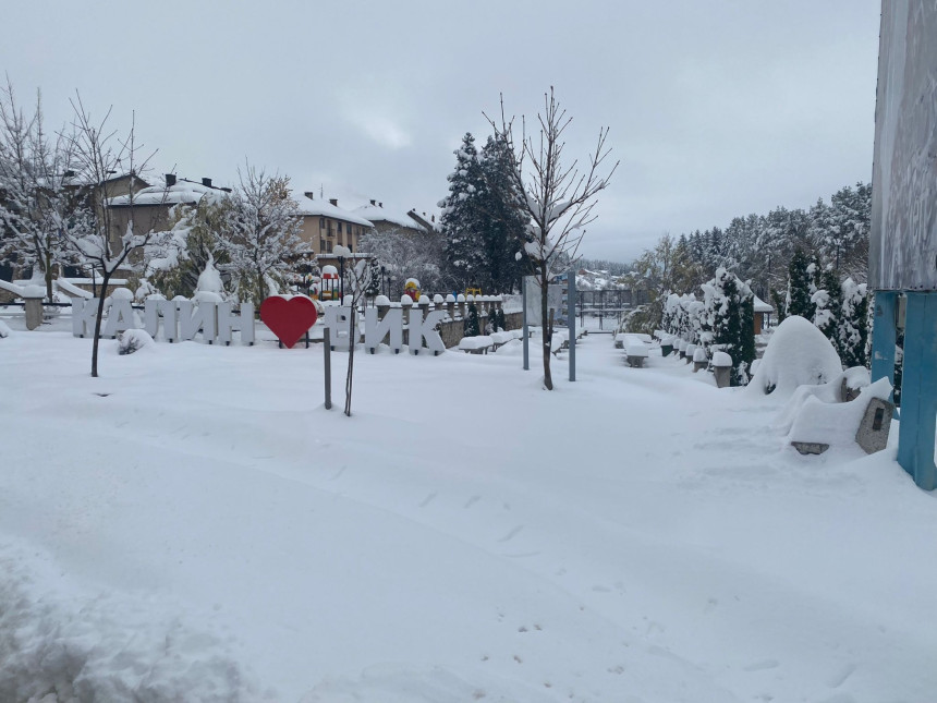 Snijeg do pola metra u Kalinoviku, biračka mjesta zametena