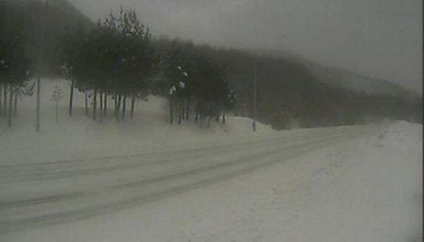 Snijeg i bura otežavaju vožnju, zabranjeno saobraćanje šlepera na Romaniji