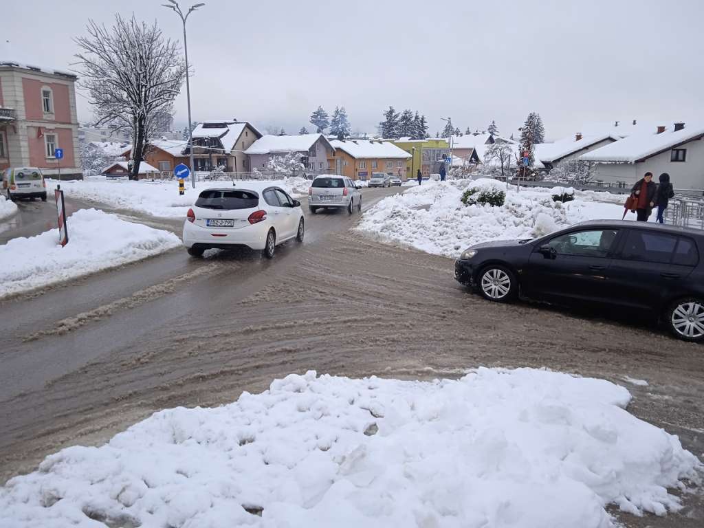 Snijeg i dalje pada u USK, produžen i zimski školski raspust
