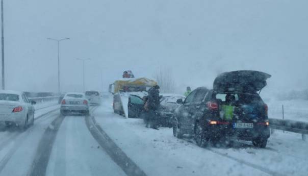 Snijeg i loši uslovi za vožnju: Četiri saobraćajne nesreće kod petlje Butile