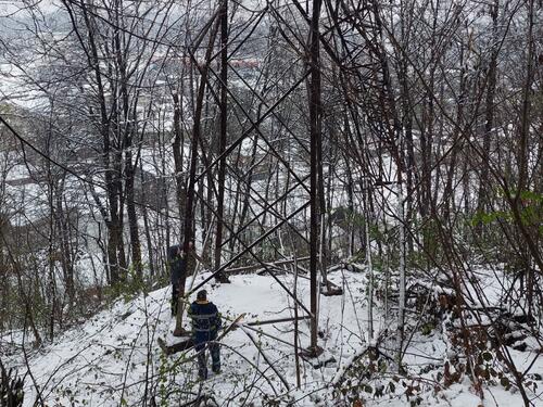 Snijeg izazvao kvarove i opterećenja na elektroenergetskoj infrastrukturi