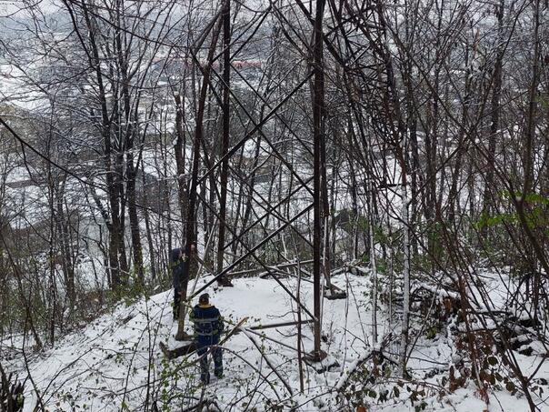 Snijeg izazvao kvarove i opterećenja na elektroenergetskoj infrastrukturi