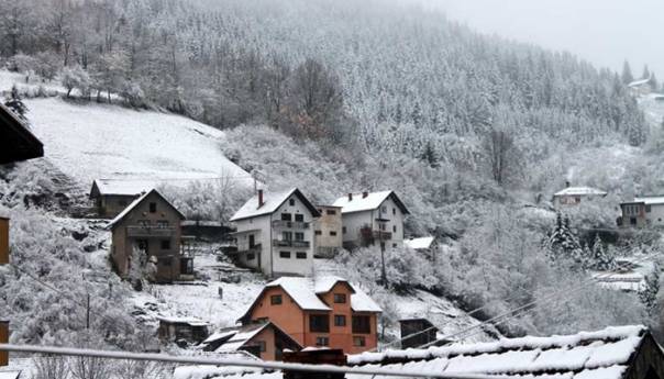Snijeg izazvao probleme u opskrbi vodom u Varešu, u više sela još nema struje