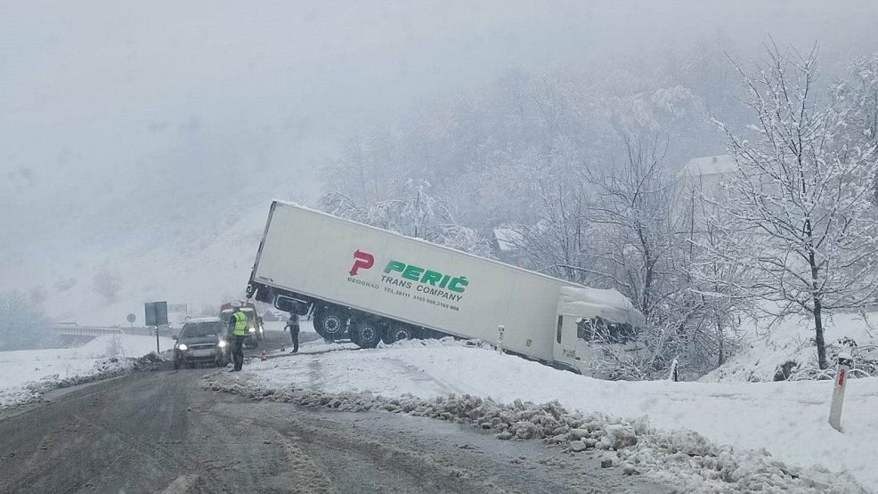 Snijeg izazvao probleme u ZDK, kod Žepča u dvije nesreće povrijeđeno pet osoba