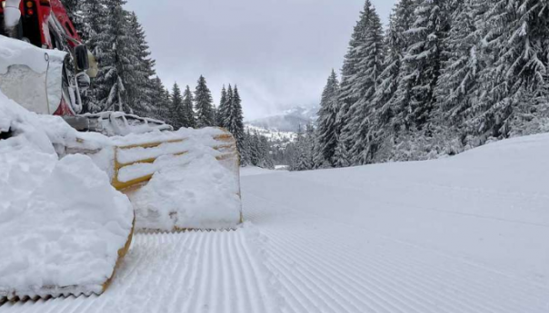 Snijeg na kolovozu na dionicama u višim planinskim predjelima
