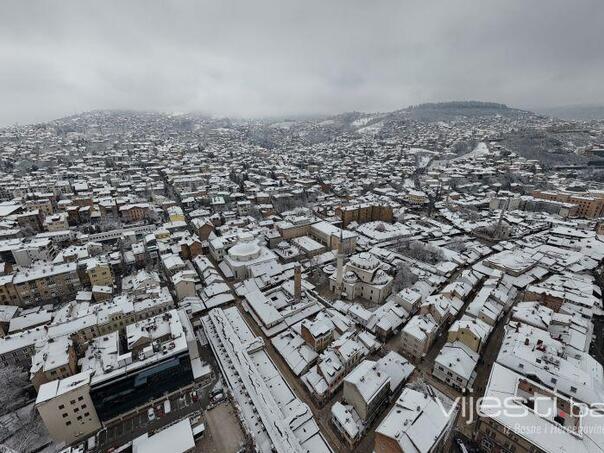 Snijeg na kolovozu, oprez zbog poledice, magle i odrona