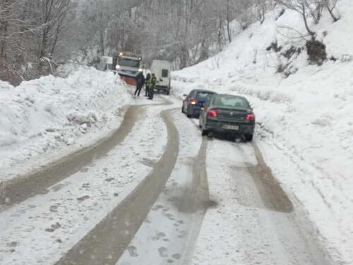 Snijeg okovao BiH, obustave saobraćaja na brojnim dionicama