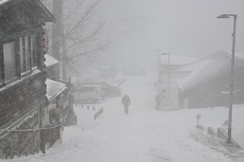Snijeg okovao puteve u Hrvatskoj: Na Jadranu najavljena bura