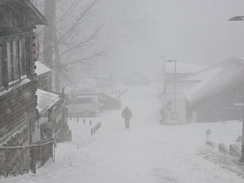 Snijeg okovao puteve u Hrvatskoj, na Jadranu bura