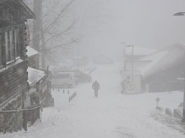 Snijeg okovao puteve u Hrvatskoj, na Jadranu bura