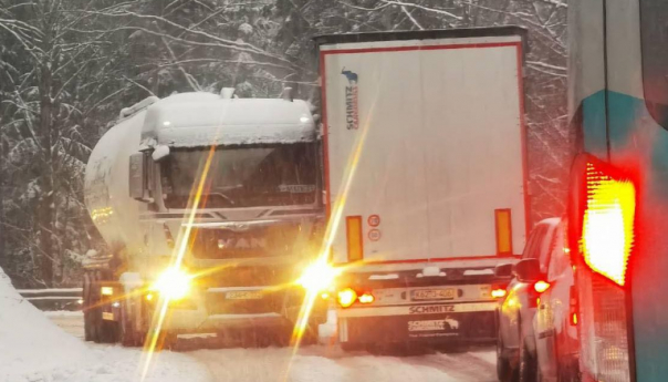 Snijeg otežava odvijanje saobraćaja, savjetuje se poseban oprez