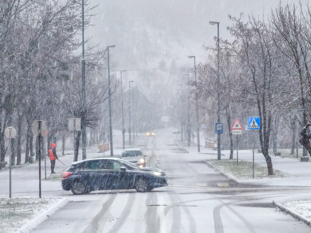 Snijeg otežava saobraćaj i uzrokuje prekide u snabdijevanju strujom u više kantona u FBiH