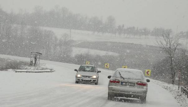 Snijeg otežava saobraćaj na bh. putevima