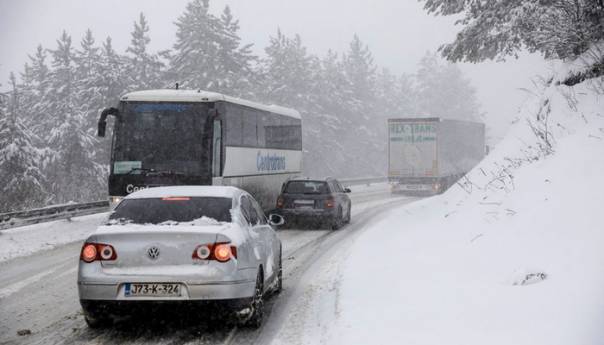 Snijeg otežava saobraćaj na Romaniji: Vozila se kreću usporeno