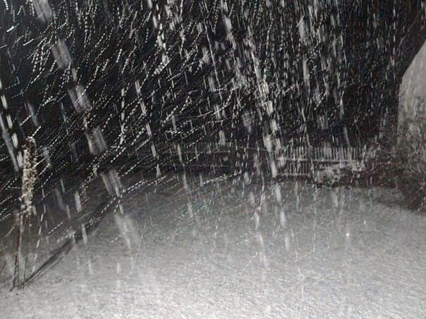 Snijeg otežava saobraćaj preko Romanije, kamioni zaglavljeni