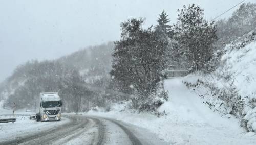 Snijeg otežava saobraćaj širom BiH