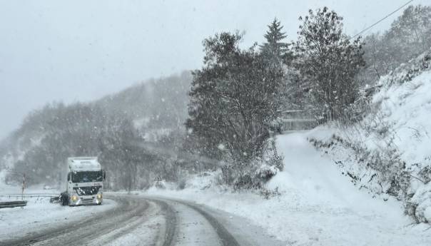 Snijeg otežava saobraćaj širom BiH