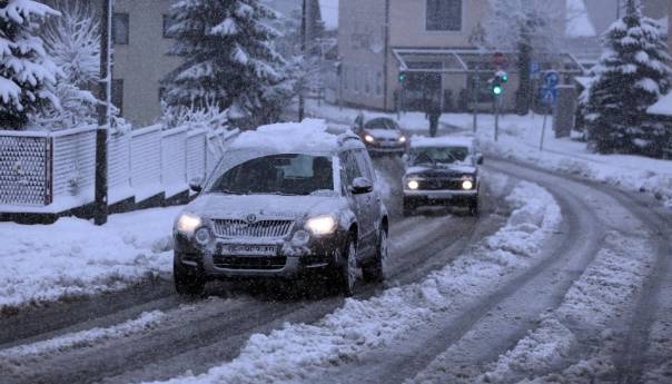 Snijeg otežava saobraćaj, vozite oprezno
