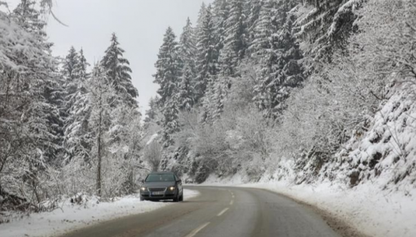 Snijeg otežava vožnju, najgore je na nekoliko putnih pravaca