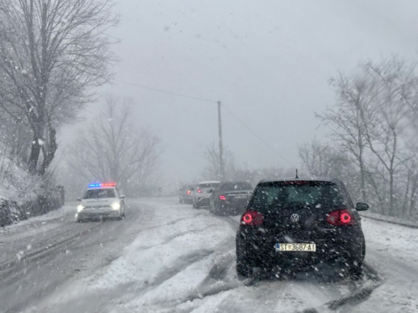 Snijeg paralizovao BiH: Brojne dionice zatvorene za teretna vozila