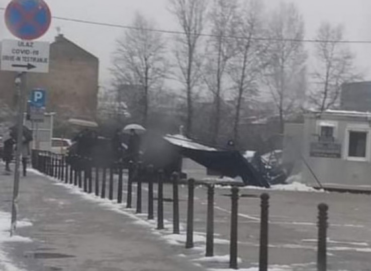 Snijeg srušio drive-in punkt za testiranje u Sarajevu