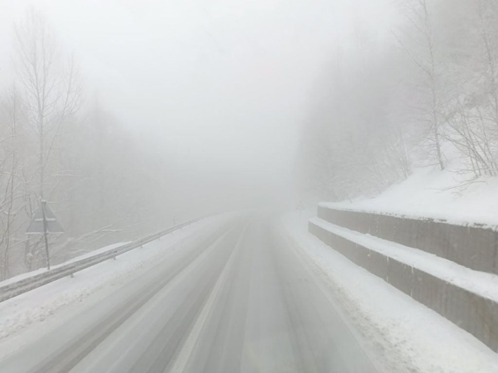 Snijeg stvara probleme vozačima na nekoliko dionica