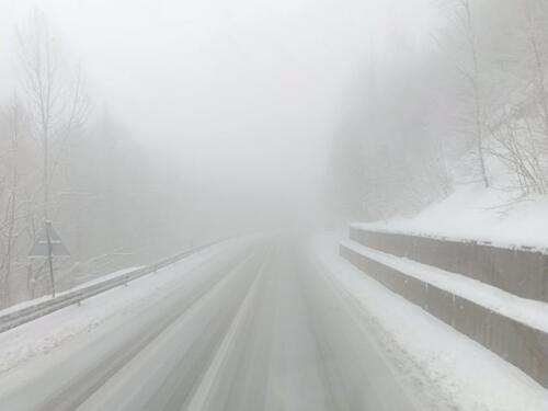 Snijeg stvara probleme vozačima na nekoliko dionica