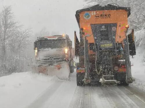 Snijeg pravi probleme na putu Gacko-Foča, šleperi stvorili zastoje