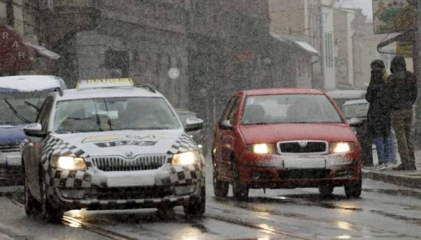 Snijeg usporio saobraćaj, iz BIHAMK-a upozoravaju na moguću poledicu