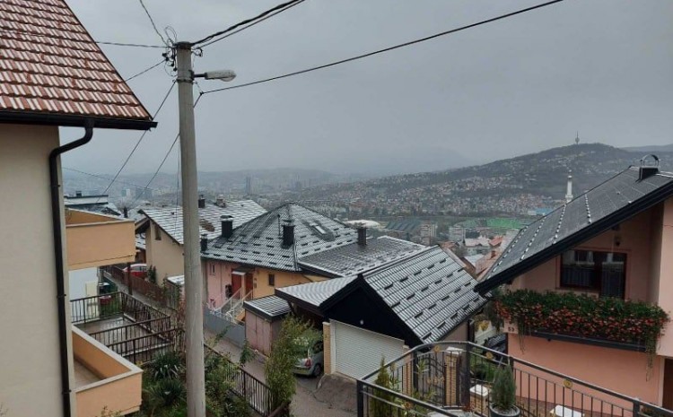 Snijeg zabijelio krovove u Sarajevu