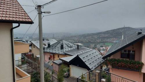 Snijeg zabijelio krovove u Sarajevu