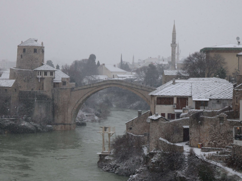Snijeg zabijelio Mostar, nesvakidašnji prizori