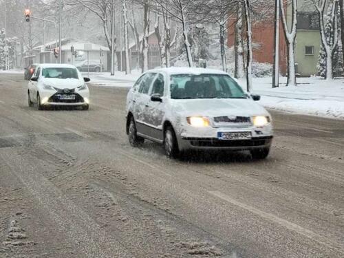 Snijeg zabijelio neke dionice puteva u BiH, na granicama kolone vozila