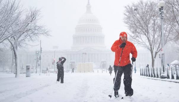 Snijeg zameo istočni dio SAD-a, dodatno otežavajući saobraćajni haos