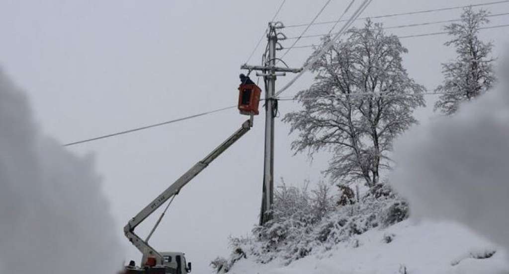 Snijeg zatrpao Prištinu, neke općine ostale bez struje