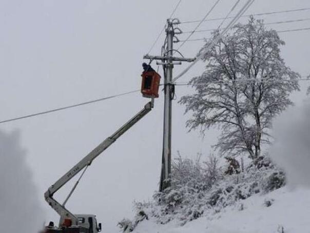 Snijeg zatrpao Prištinu, neke općine ostale bez struje