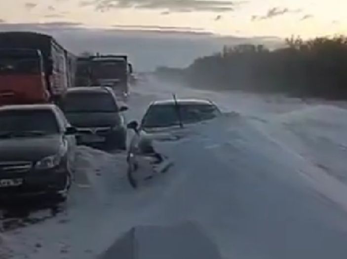 Sniježna oluja u Rusiji: Na autoputu ostalo zaglavljeno 148 osoba