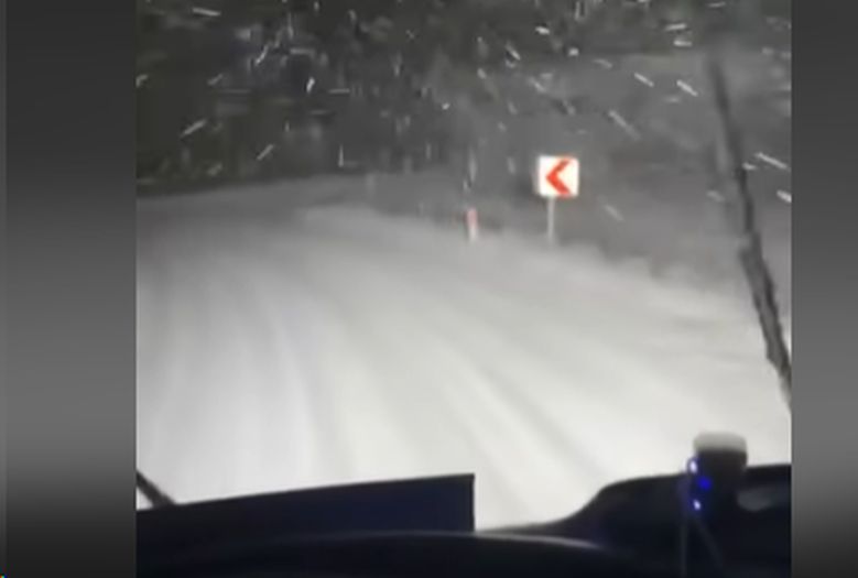 Sniježno nevrijeme na putu Srebrenik-Gračanica, vozači otežano saobraćaju