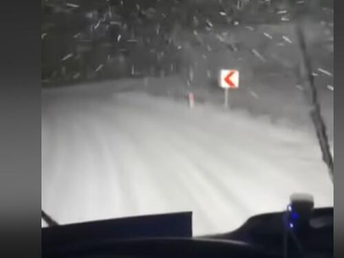 Sniježno nevrijeme na putu Srebrenik-Gračanica, vozači otežano saobraćaju