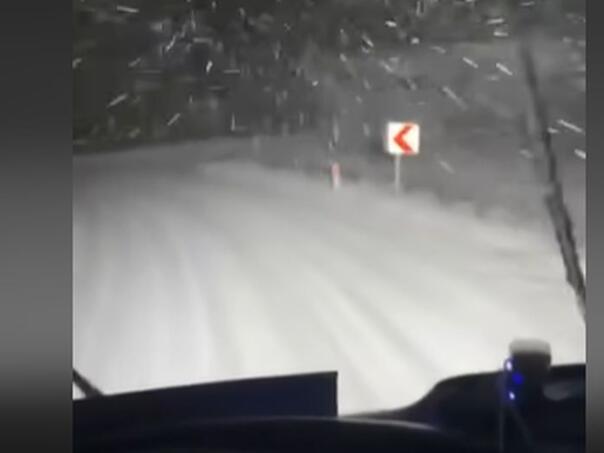 Sniježno nevrijeme na putu Srebrenik-Gračanica, vozači otežano saobraćaju