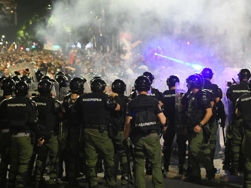 Snimak demantuje direktora policije Srbije: Policija napala građane