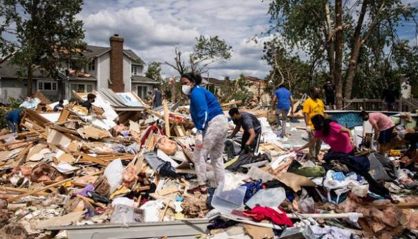 Snimak dronom pokazuje kako je tornado opustošio Chicago