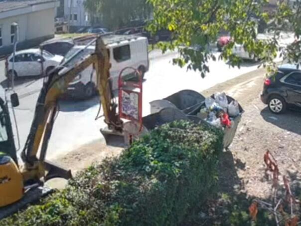 Snimak iz Banje Luke: Bagerom prevrtao kontejnere