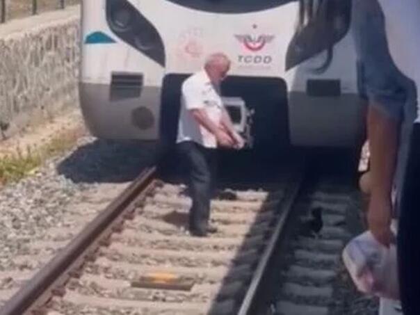 Snimak iz Istanbula: Mašinovođa zaustavio voz kako bi spasio mačku
